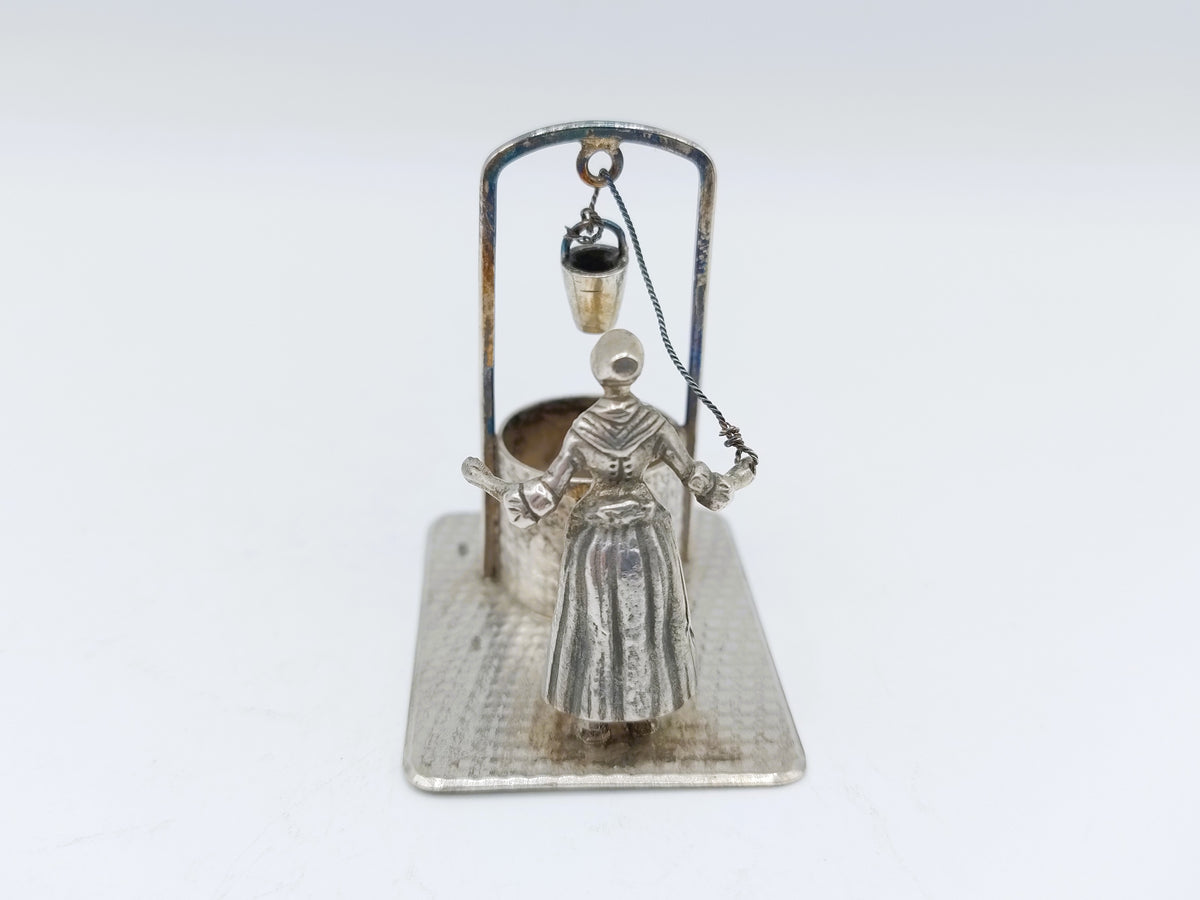 Zilveren miniatuur vrouw bij waterput, Fa. H. Hooijkaas, Schoonhoven, ca. 1946