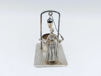 Zilveren miniatuur vrouw bij waterput, Fa. H. Hooijkaas, Schoonhoven, ca. 1946