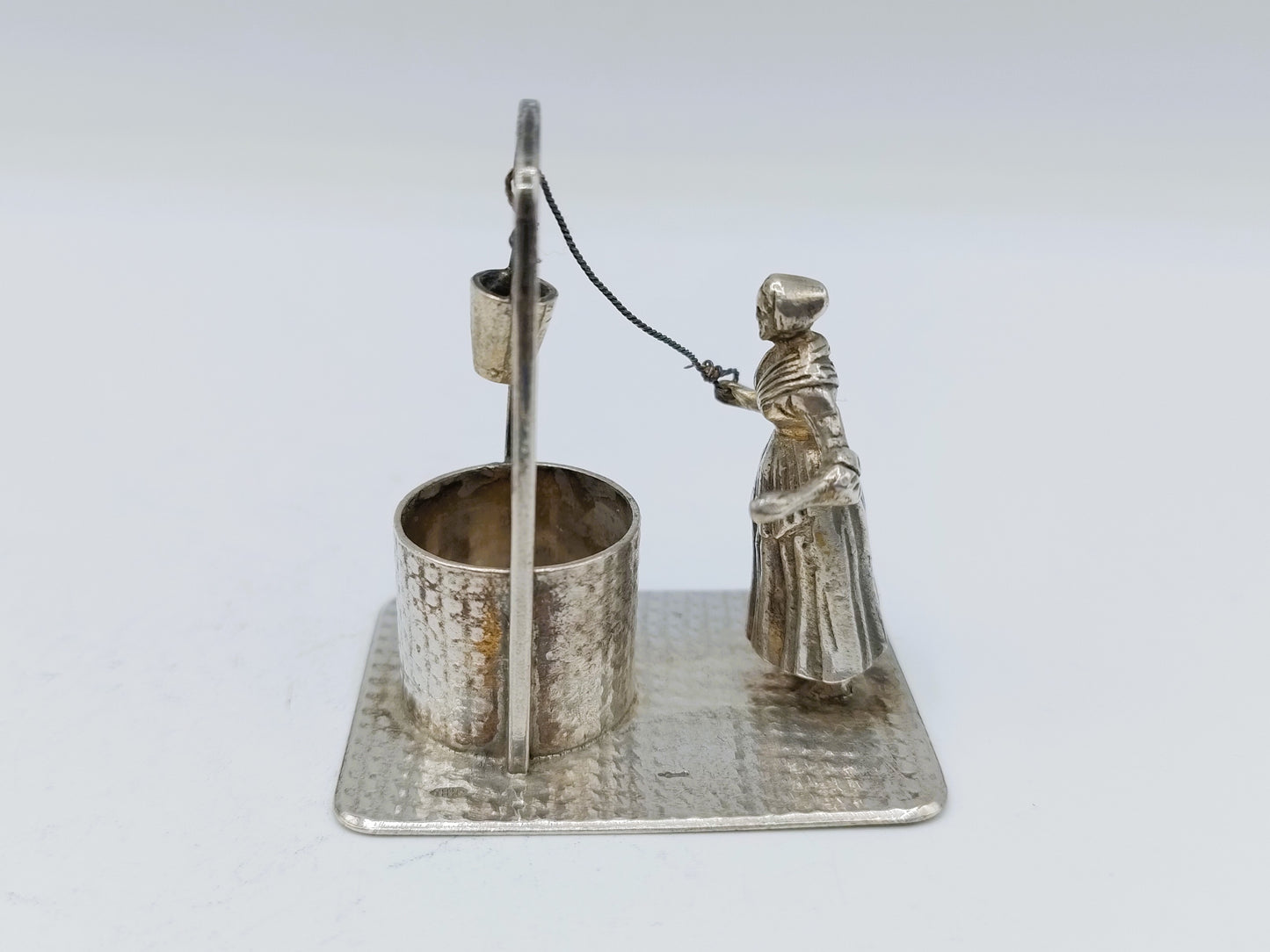 Zilveren miniatuur vrouw bij waterput, Fa. H. Hooijkaas, Schoonhoven, ca. 1946