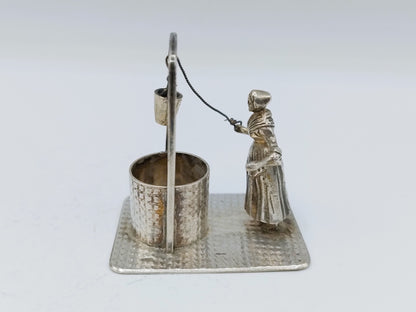 Zilveren miniatuur vrouw bij waterput, Fa. H. Hooijkaas, Schoonhoven, ca. 1946