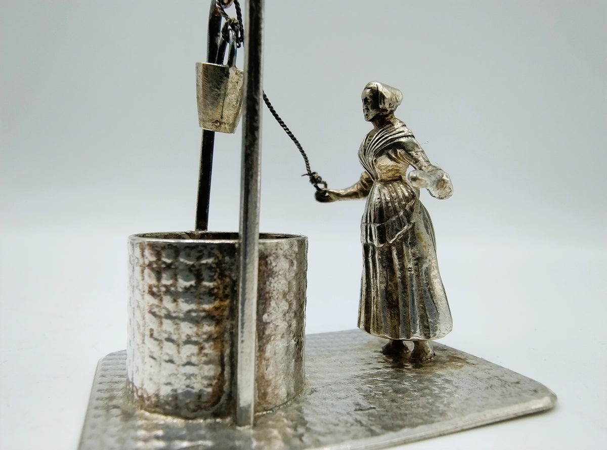 Zilveren miniatuur vrouw bij waterput, Fa. H. Hooijkaas, Schoonhoven, ca. 1946