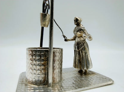 Zilveren miniatuur vrouw bij waterput, Fa. H. Hooijkaas, Schoonhoven, ca. 1946