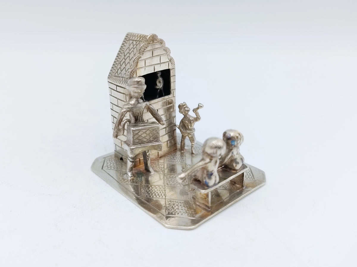 Zilveren miniatuur poppenkastvoorstelling, J.S. Zwanenburg, Sneek, ca. 1925
