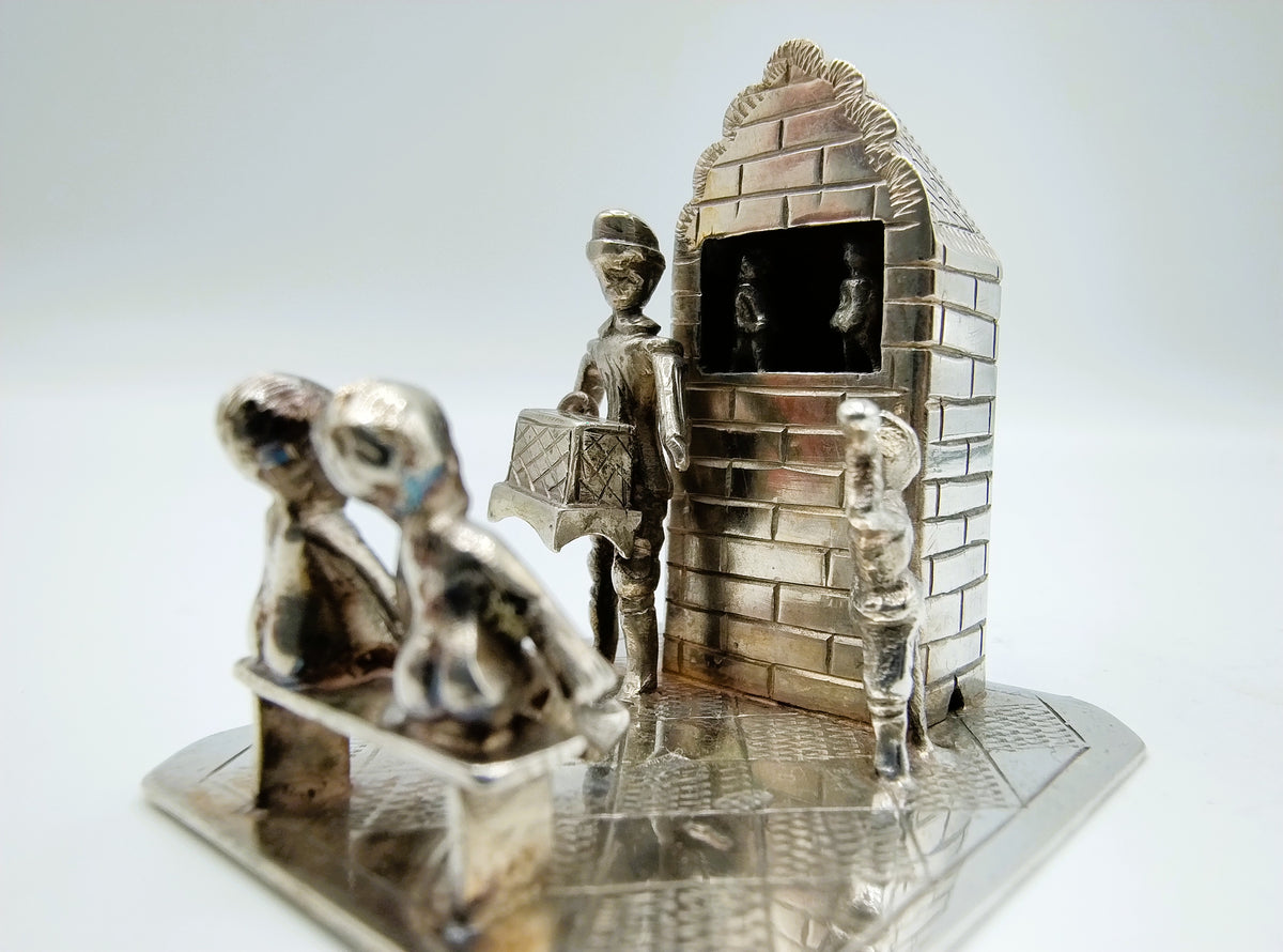 Zilveren miniatuur poppenkastvoorstelling, J.S. Zwanenburg, Sneek, ca. 1925