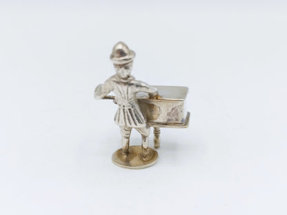 Zilveren miniatuur draagorgelspeler, H. Hooijkaas, Schoonhoven ca. 1950