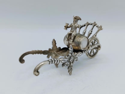 Zilveren miniatuur kruiwagen met wijndrinker, H. Hooijkaas, Schoonhoven, ca. 1915