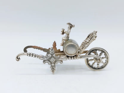 Zilveren miniatuur kruiwagen met wijndrinker, H. Hooijkaas, Schoonhoven, ca. 1915