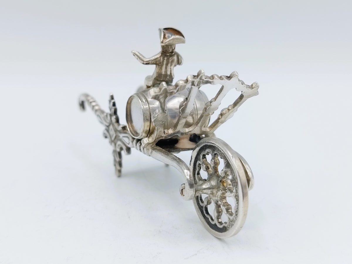 Zilveren miniatuur kruiwagen met wijndrinker, H. Hooijkaas, Schoonhoven, ca. 1915