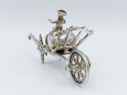 Zilveren miniatuur kruiwagen met wijndrinker, H. Hooijkaas, Schoonhoven, ca. 1915