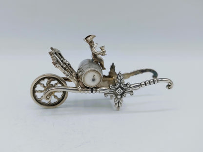 Zilveren miniatuur kruiwagen met wijndrinker, H. Hooijkaas, Schoonhoven, ca. 1915