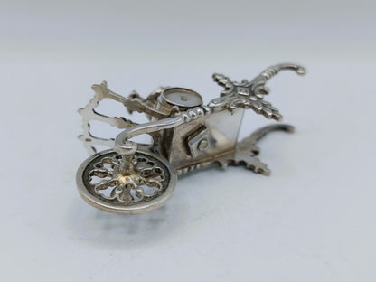 Zilveren miniatuur kruiwagen met wijndrinker, H. Hooijkaas, Schoonhoven, ca. 1915