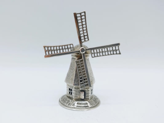 Zilveren miniatuur molenstandaard met vier wieken en ronde voet.
