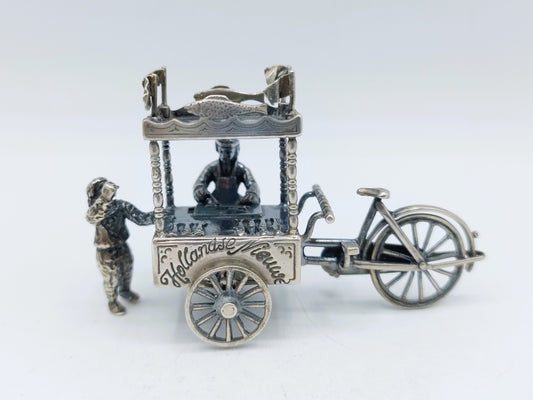 Zilveren miniatuur haringkar met koetsier en twee lopende figuren, met paardenwagenwiel