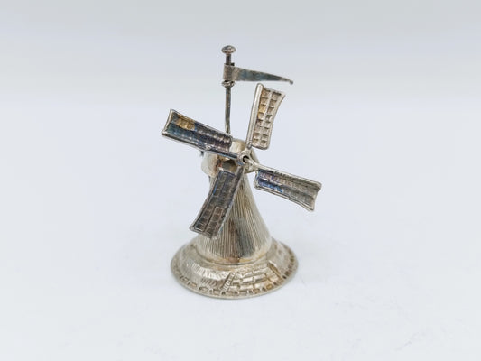 Zilveren miniatuur molen met vier wieken en ronde voet.