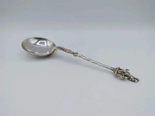 Verzilverde sierlepel met decoratieve steel en ovale lepel