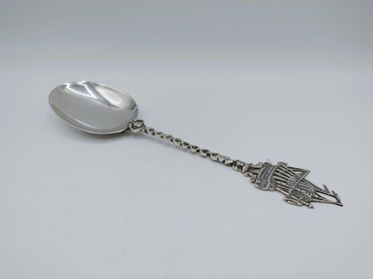 Zilveren sierlepel met ketting en schipornament, Hollandia Zilversmeden