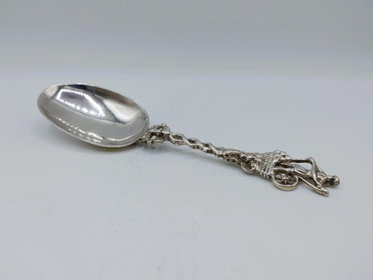 Zilveren sierlepel met ovale lepel en ketting met decoratieve sluiting