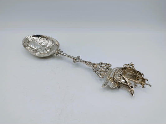 Zilveren sierlepel met gravure en VOC-schip, decoratieve kettingsteel