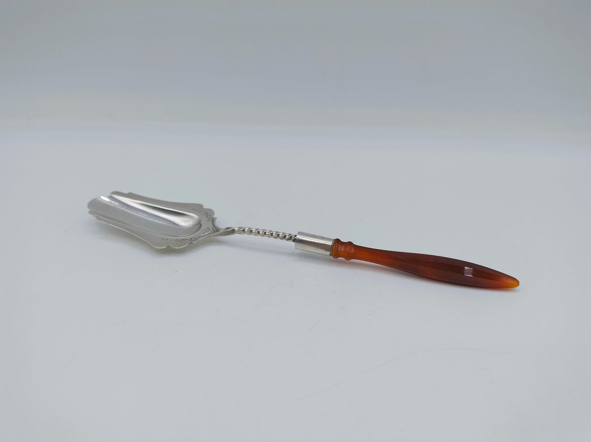 Zilveren suikerlepel met carneolen heft, P. van Heumen, Schoonhoven, ca. 1920