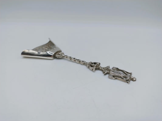 Zilveren suikerschepje met decoratieve beugelsteel en gegraveerde figuur