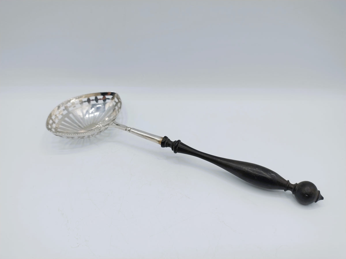 Zilveren strooilepel met ebbenhouten steel, E.J. Wientjes, Ootmarsum, 1820
