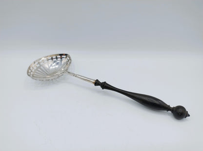 Zilveren strooilepel met ebbenhouten steel, E.J. Wientjes, Ootmarsum, 1820