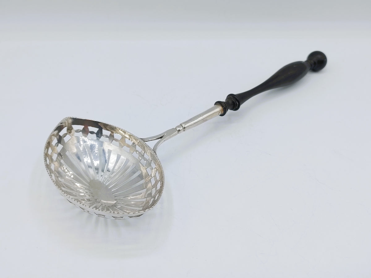 Zilveren strooilepel met ebbenhouten steel, E.J. Wientjes, Ootmarsum, 1820