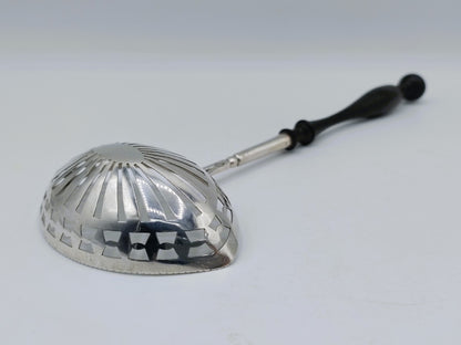 Zilveren strooilepel met ebbenhouten steel, E.J. Wientjes, Ootmarsum, 1820