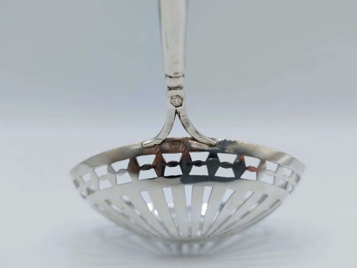 Zilveren strooilepel met ebbenhouten steel, E.J. Wientjes, Ootmarsum, 1820