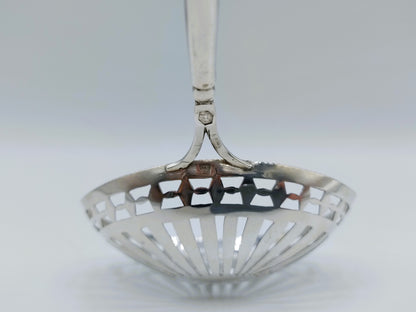 Zilveren strooilepel met ebbenhouten steel, E.J. Wientjes, Ootmarsum, 1820
