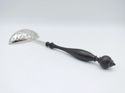 Zilveren strooilepel met ebbenhouten steel, E.J. Wientjes, Ootmarsum, 1820