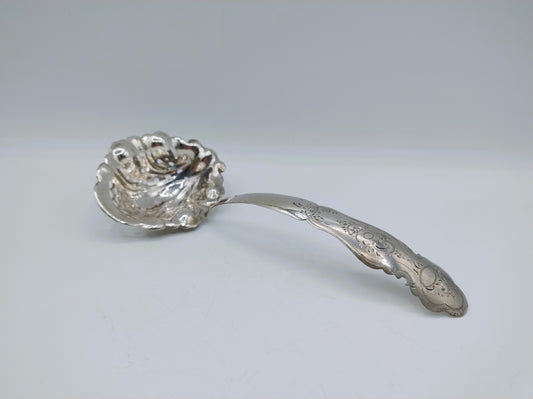 Zilveren suikerstrooilepel met gegraveerde steel en decoratieve ronde lepelbak