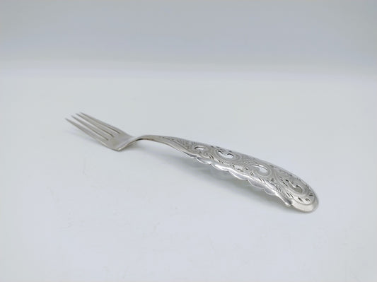 Zilveren Schoonhoven vork met sierlijke gravure op het heft, lang model