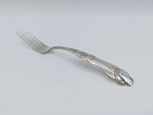 Zilveren vork met sierlijke gravures aan het handvat en gepolijste steel