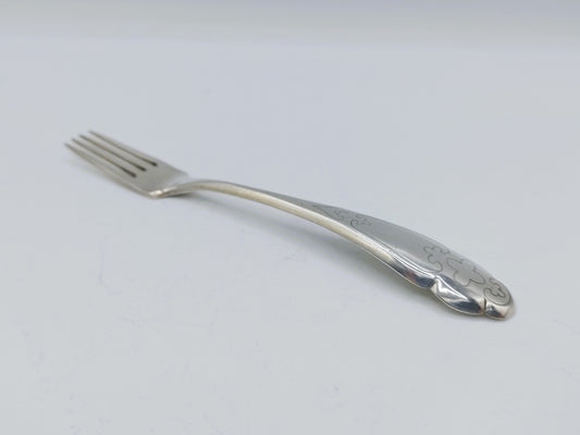 Zilveren vork met gegraveerde steel en vijf tinen