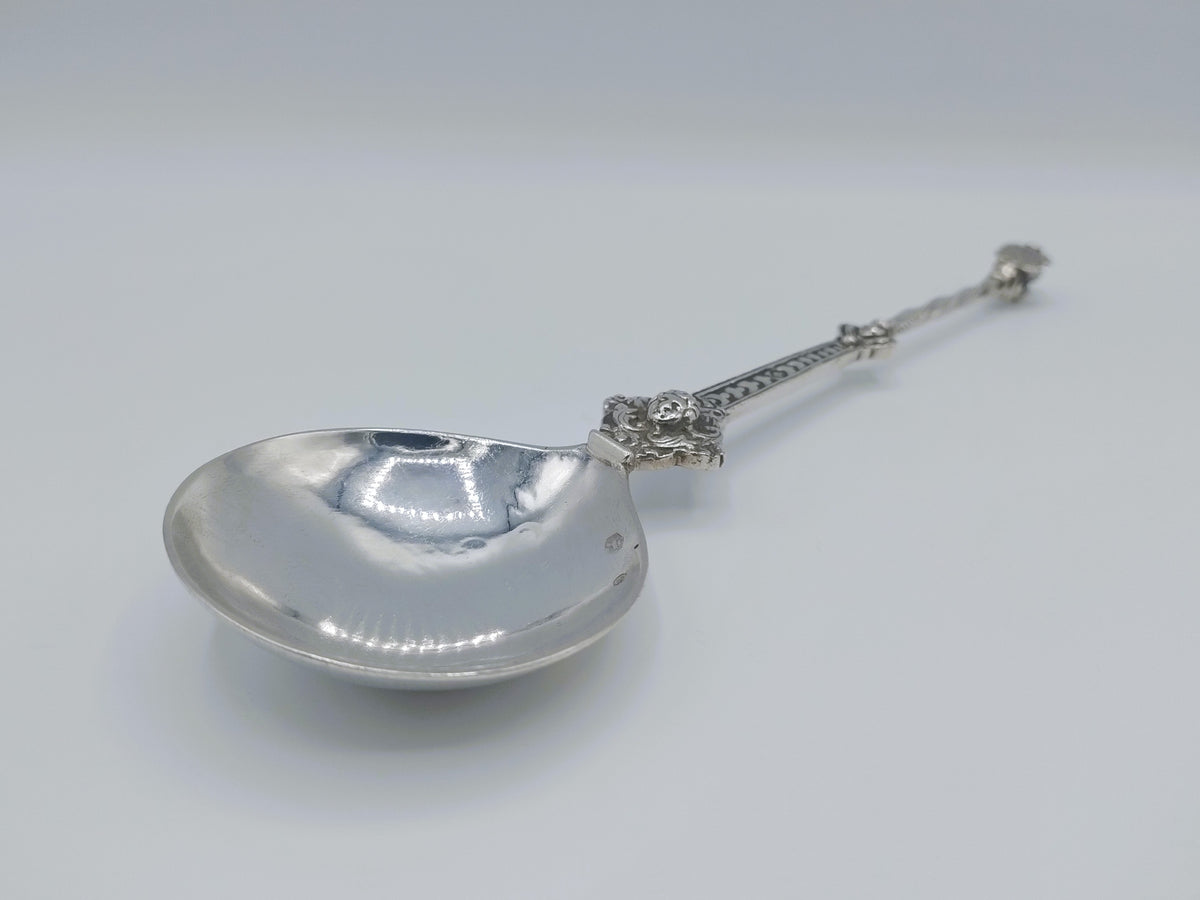 Zilveren lepelbak met ingegraveerd patroon en decoratieve kettingsteel