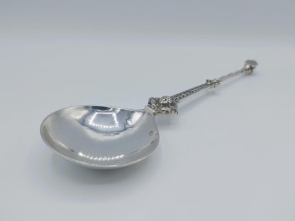 Zilveren lepelbak met ingegraveerd patroon en decoratieve kettingsteel