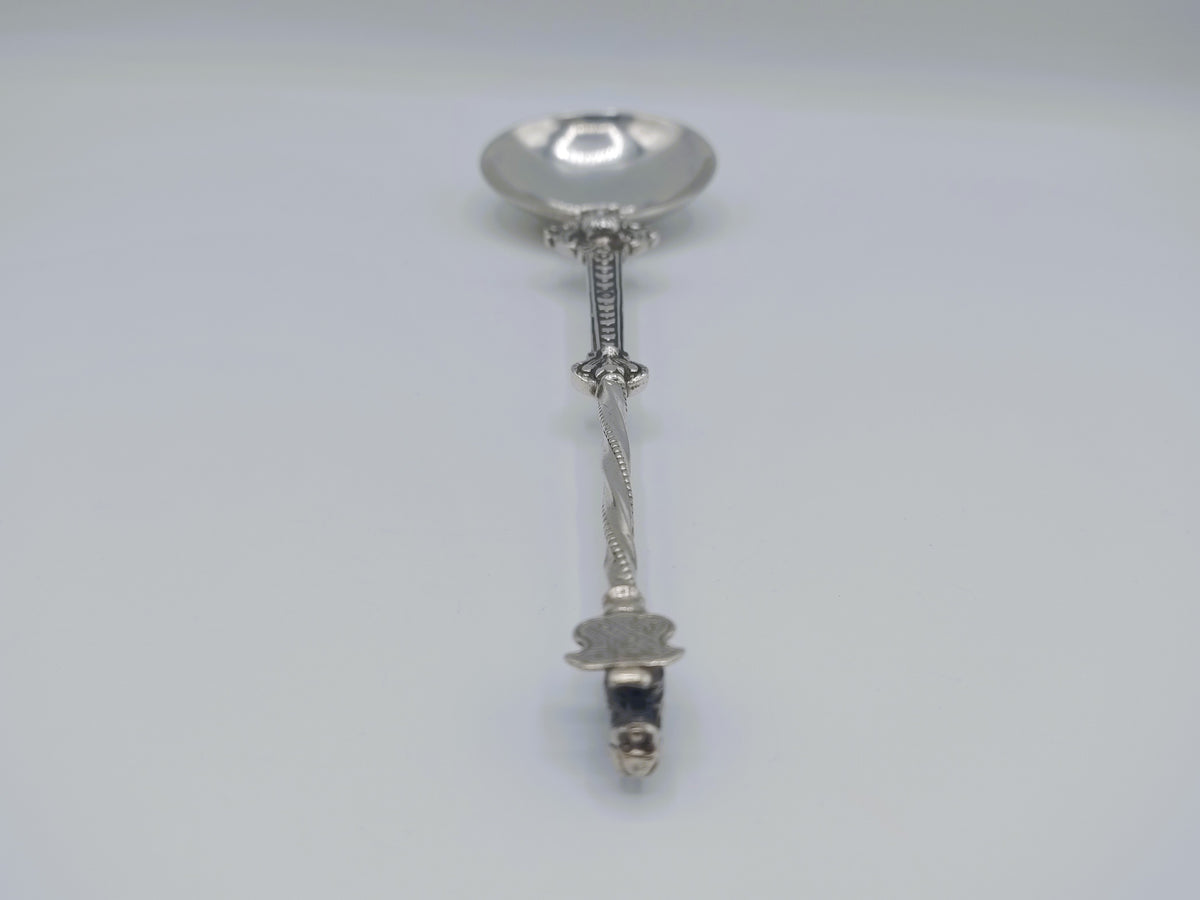 Zilveren sierlepel met bewerkte knop en verticale steel met knopvormig uiteinde