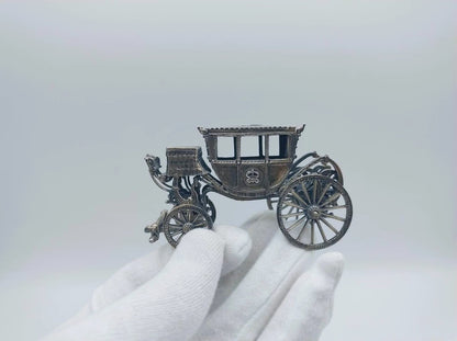 Zilveren miniatuurkoets met twee grote wielen en gedetailleerde koetsbak