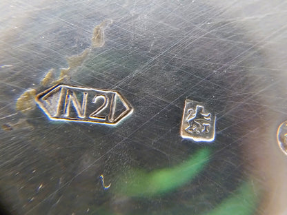 Gegraveerd merkteken op zilveren metalen onderkant