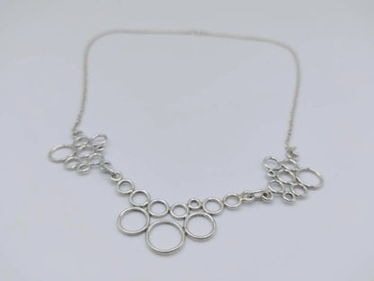 Zilveren designketting close-up: ringvormige schakels met open cirkelvormen