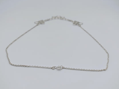 Zilveren ketting in beeld: fijne schakelketting met centrale ringvormige hanger