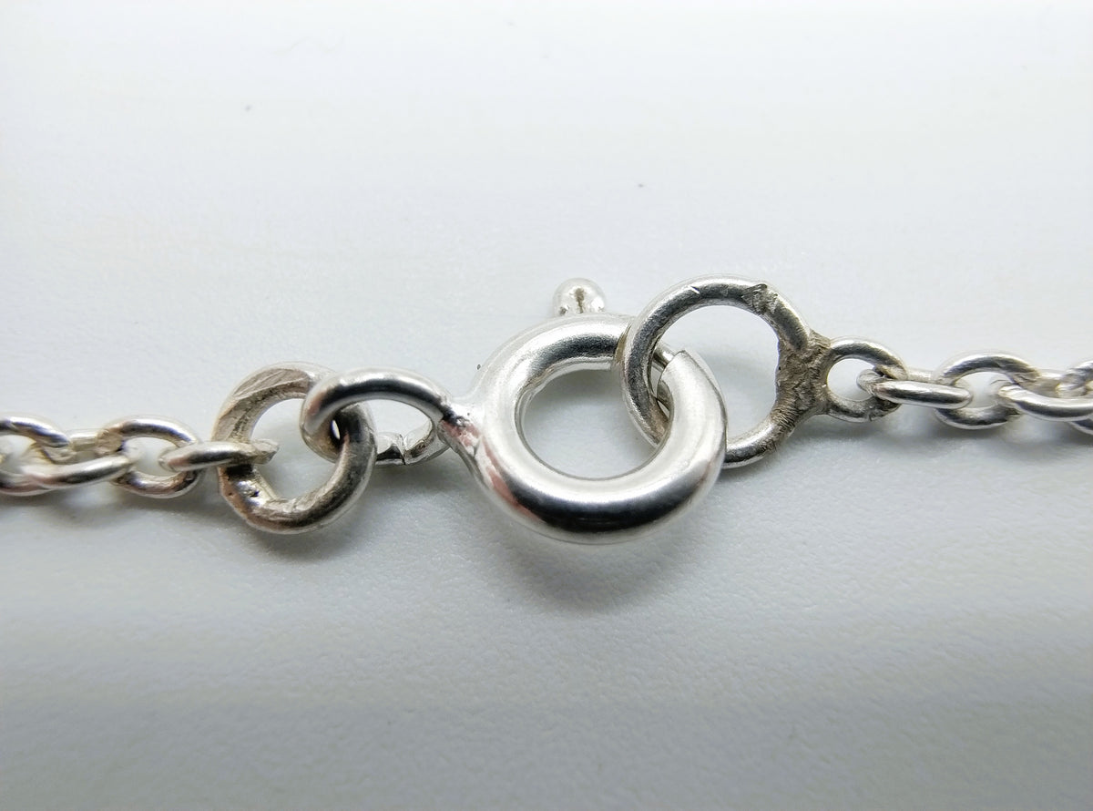 Zilveren sluiting en verbindingsringen van de ketting, close-up