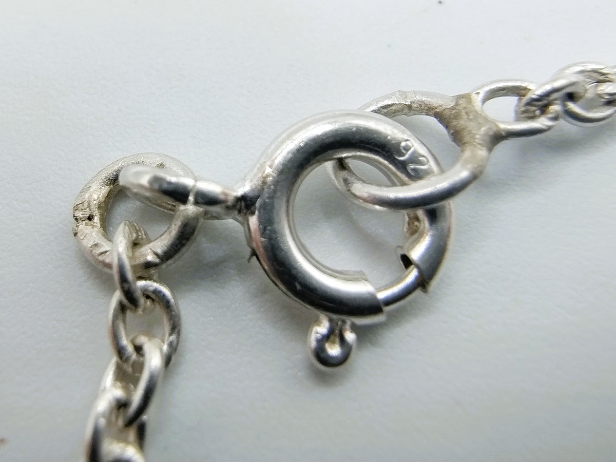 Zilveren schakel- en sluitdetail van de designketting, close-up