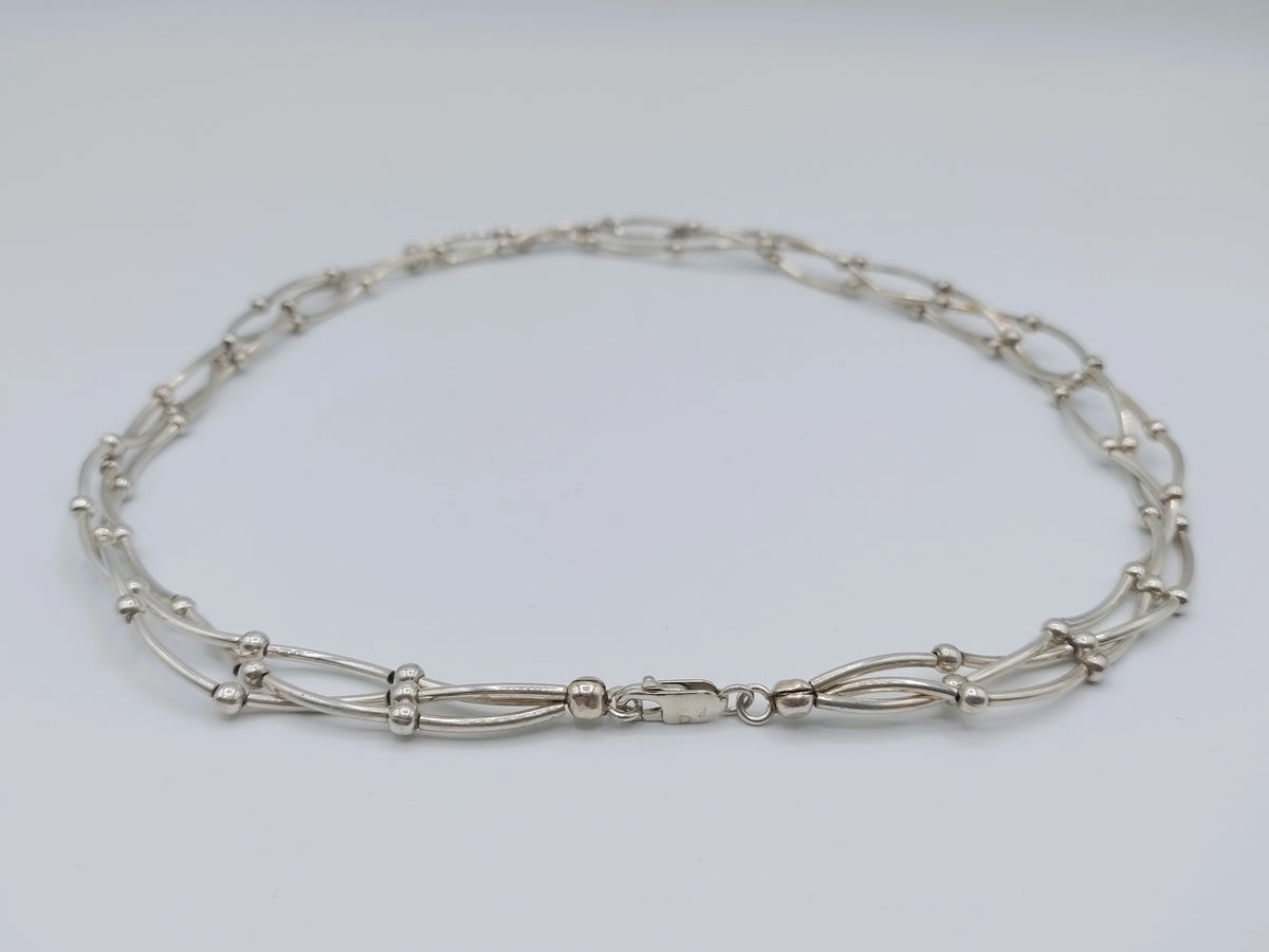 Zilveren ketting met drie rijen schakels, mix van ovale en staafschakels.