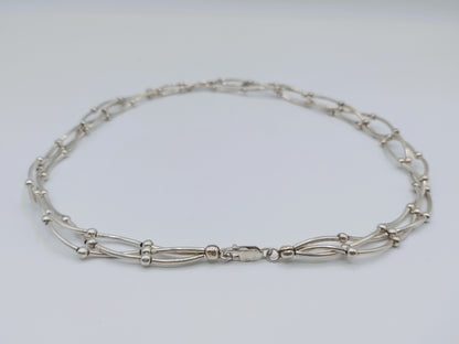 Zilveren ketting met drie rijen schakels, mix van ovale en staafschakels.