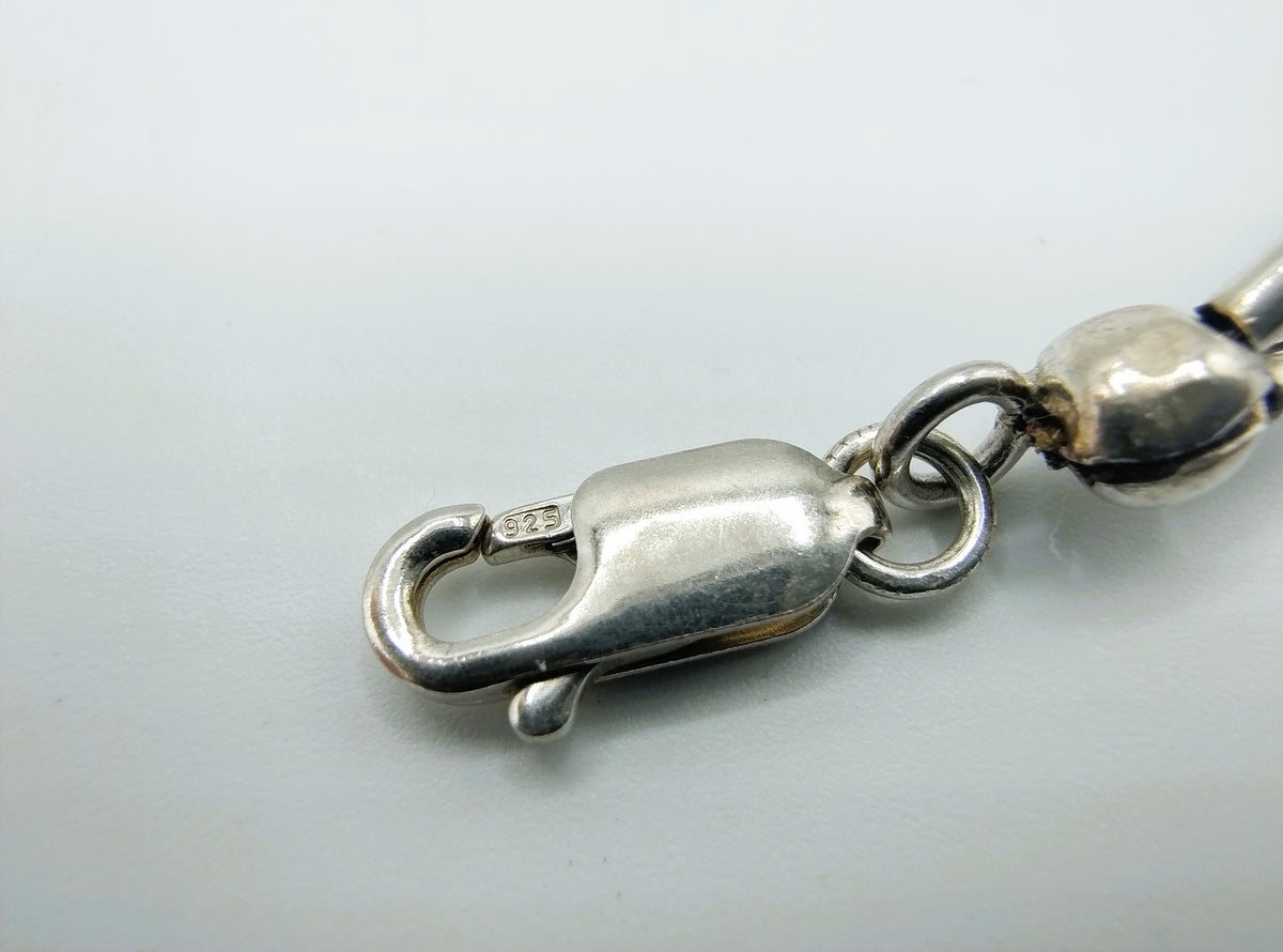 Zilveren sluiting met haakje en ring, 925 gemarkeerd op het metalen onderdeel.