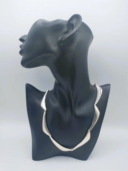 Zilveren designcollier op borstvorm: choker met golvende, driehoekige plaatjes