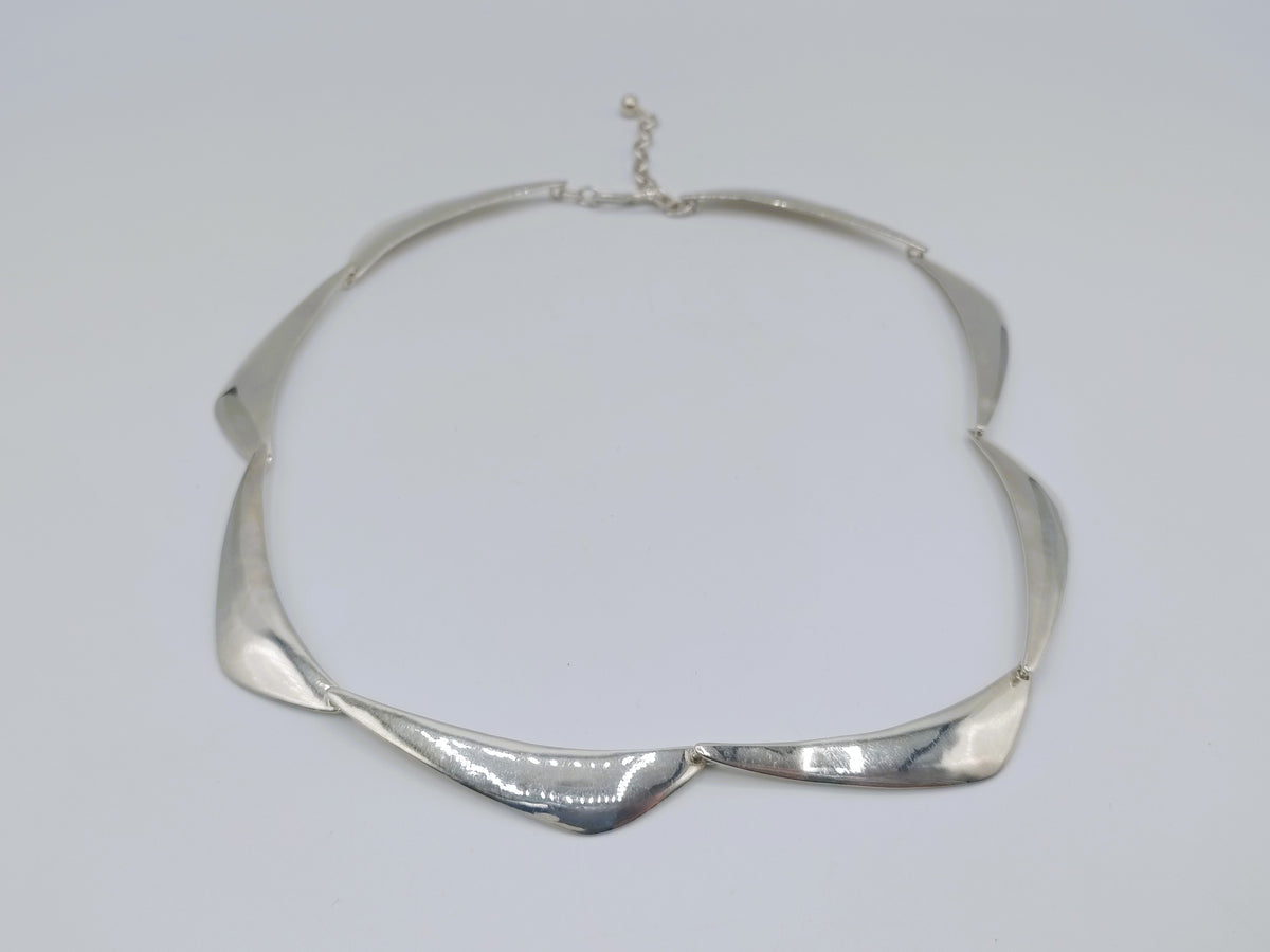 Zilveren collier-choker met asymmetrische golvende plaatjes en fijne ketting