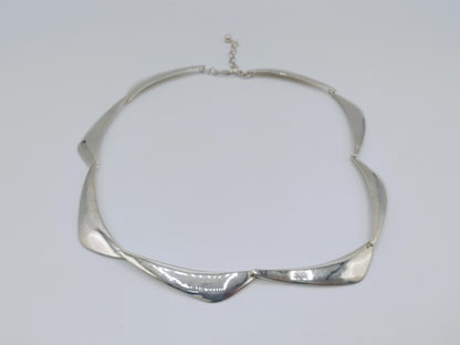 Zilveren collier-choker met asymmetrische golvende plaatjes en fijne ketting